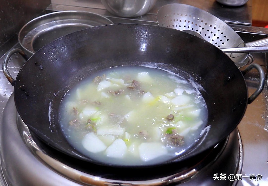 在家做羊肉滋补汤非常简单，再配上这秘制蘸料，比饭店还鲜还好喝