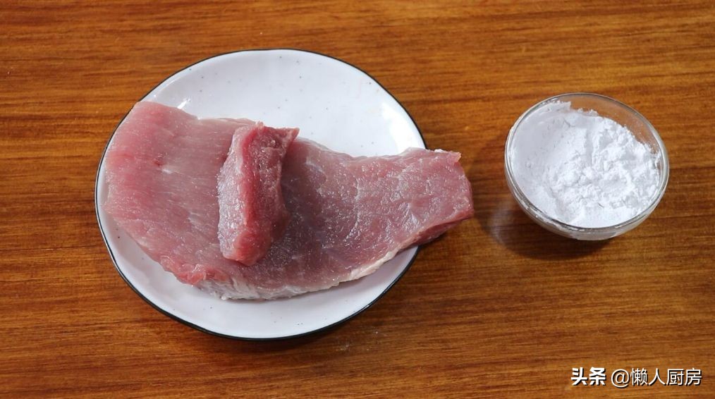 猪肉丸子的做法及配方 今天跟大家分享猪肉丸子的一种简单做法，您喜欢吃猪肉丸子的话，可以试试哦！