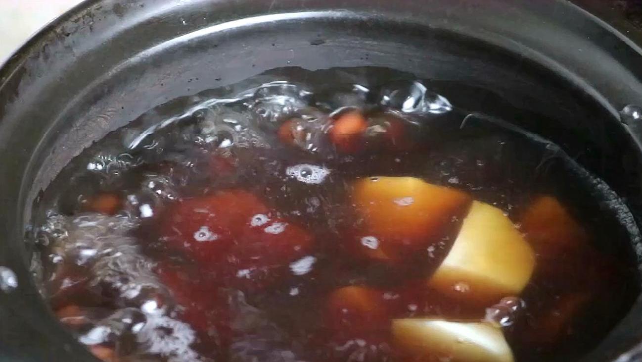 天冷家人最爱喝红豆汤，加3个芋头，营养好吃又解馋，一锅不够吃