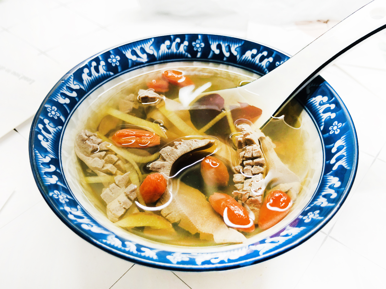 猪腰汤的做法 一道有特别功效的汤品，尤其特别适合男士饮用，补充一些身体所需的营养！