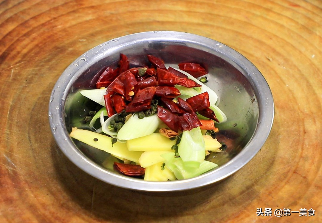 厨师长分享火锅鱼的做法和技巧，鱼片腌制是关键，麻辣鲜香又酸爽