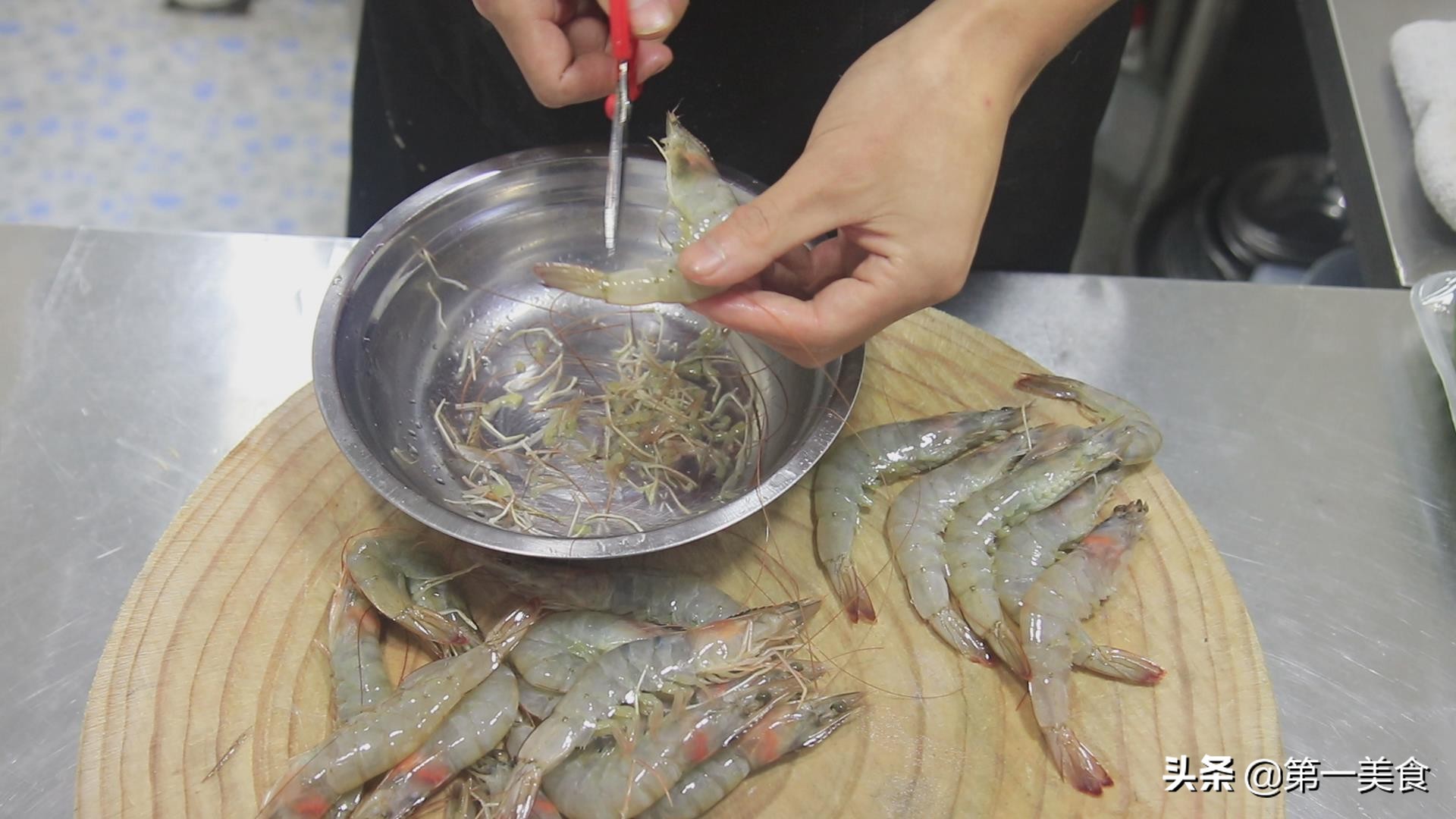 油焖大虾家常美味做法，色泽金黄，营养美味又补钙，看一遍就会做