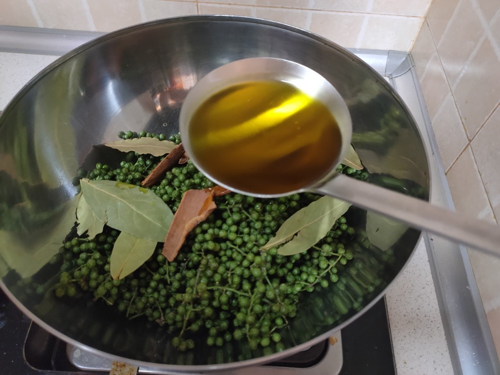 花椒油直接用油炸不对，大厨教你正确做法，又香又麻，方法还简单