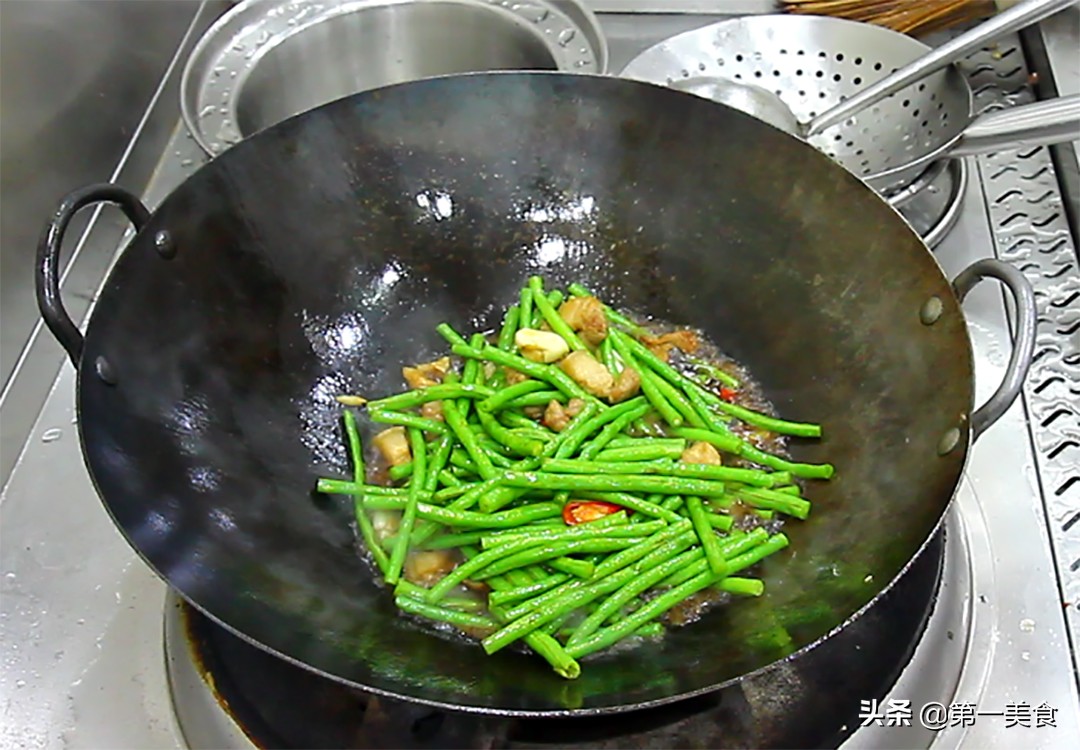 厨师长炒的长豆角一周都吃不腻，脆嫩入味又下饭，学会自己在家做