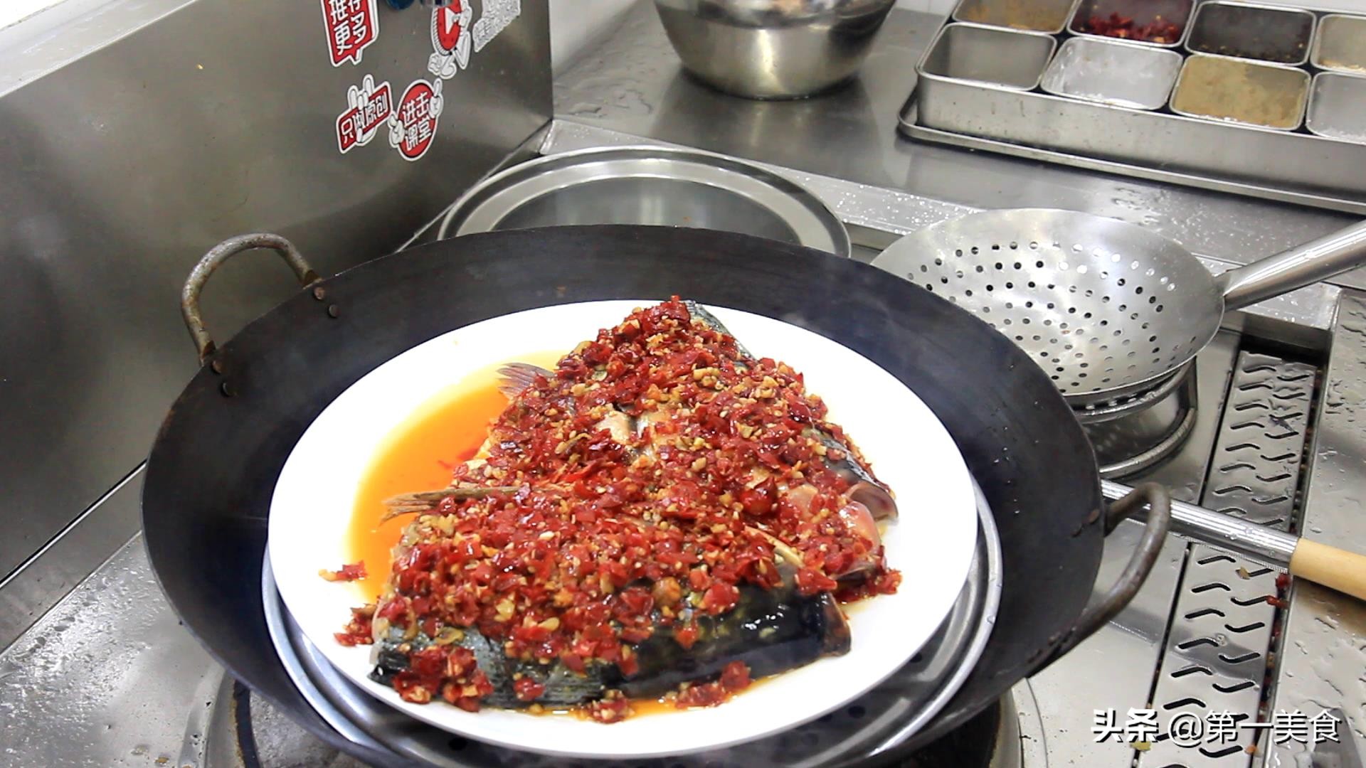 厨师长教你“剁椒鱼头”的做法，教程实用，味道香辣，一看就会