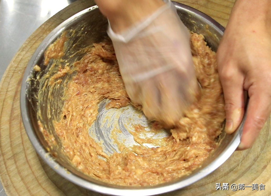 香菇肉酱饺子馅怎样做才好吃，厨师长分享正确方法，肉馅细腻