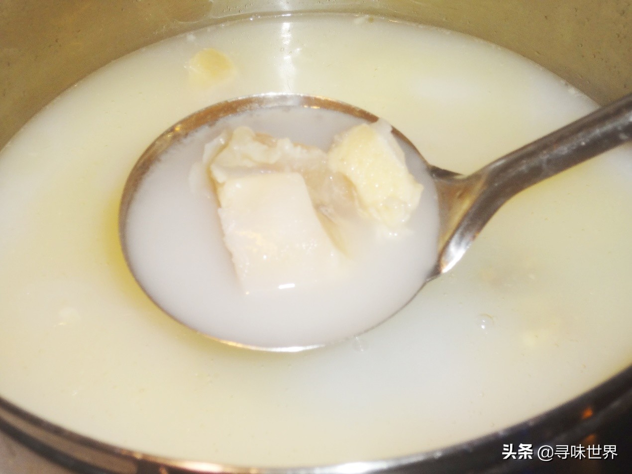 这才是熬牛骨汤正确做法，在家纯天然熬制，汤色奶白鲜美无比