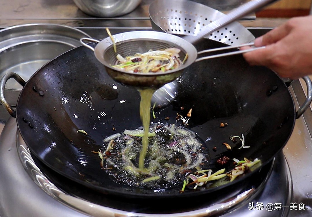 黄豆酱懒人快速做法，不发酵不霉，出锅直接吃，香辣软绵又入味
