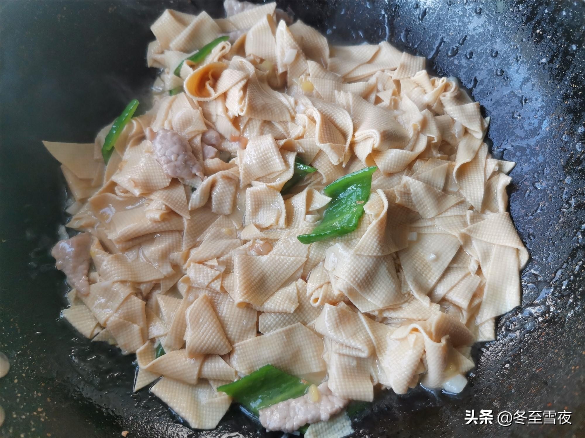 教你做东北家常菜，尖椒干豆腐嫩滑的小技巧，只需多做这一步