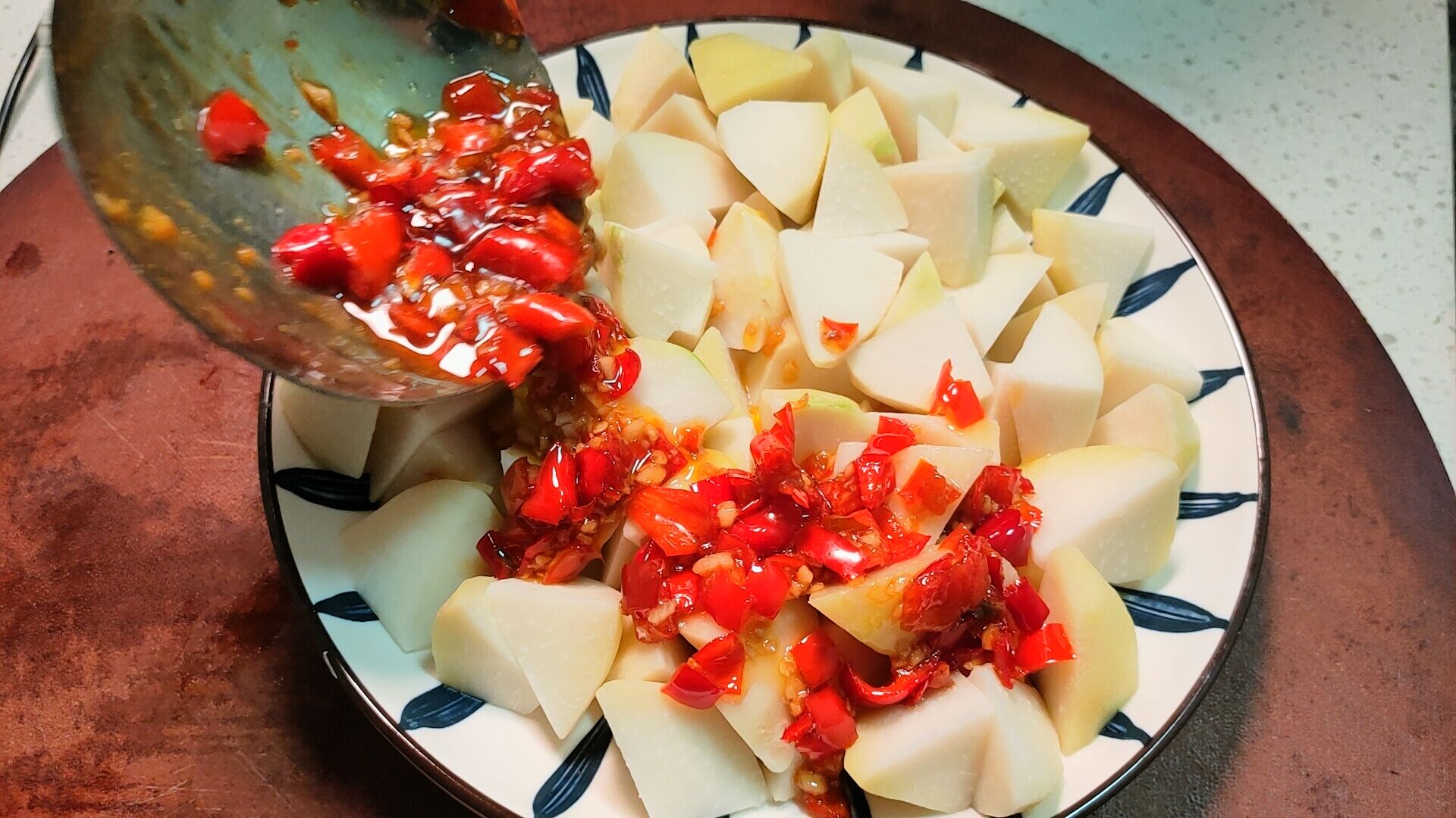 大厨教你做湖南名菜“剁椒芋头”记住这样吃，健脾益气，营养丰富
