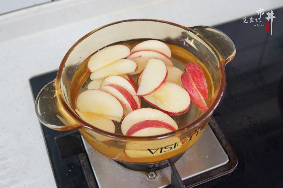 初冬，苹果和百合搭配真好，每周煮几次当水喝，还有人不懂有啥用