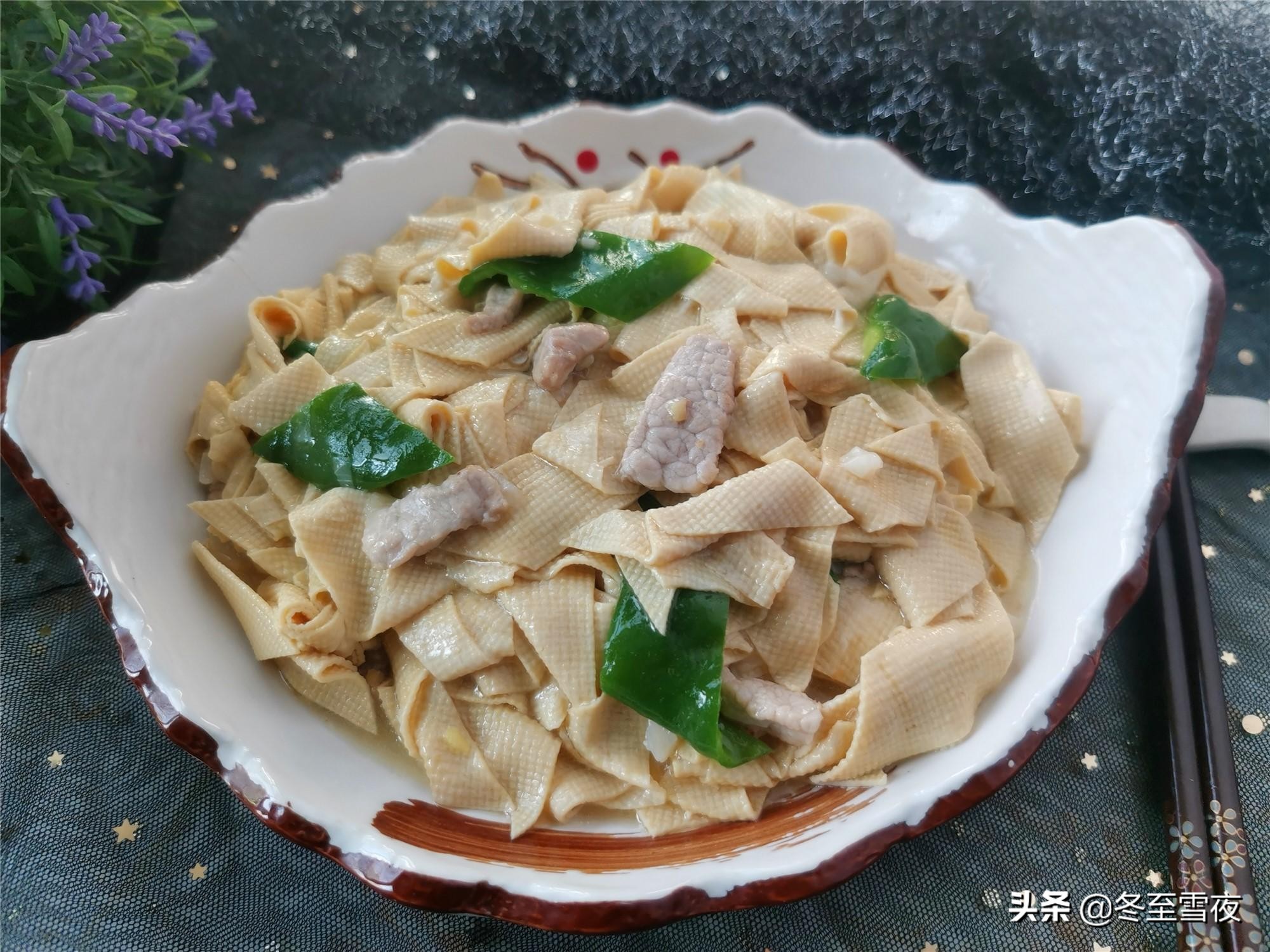 尖椒干豆腐的做法 东北家常菜，经济又实惠，几块钱就能做一大盘！