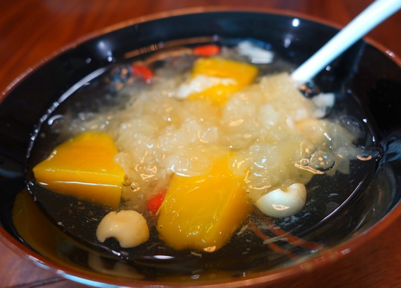 银耳雪梨汤的做法 日常炖煮银耳时放入一些梨肉，能够起到润肺降燥的作用！