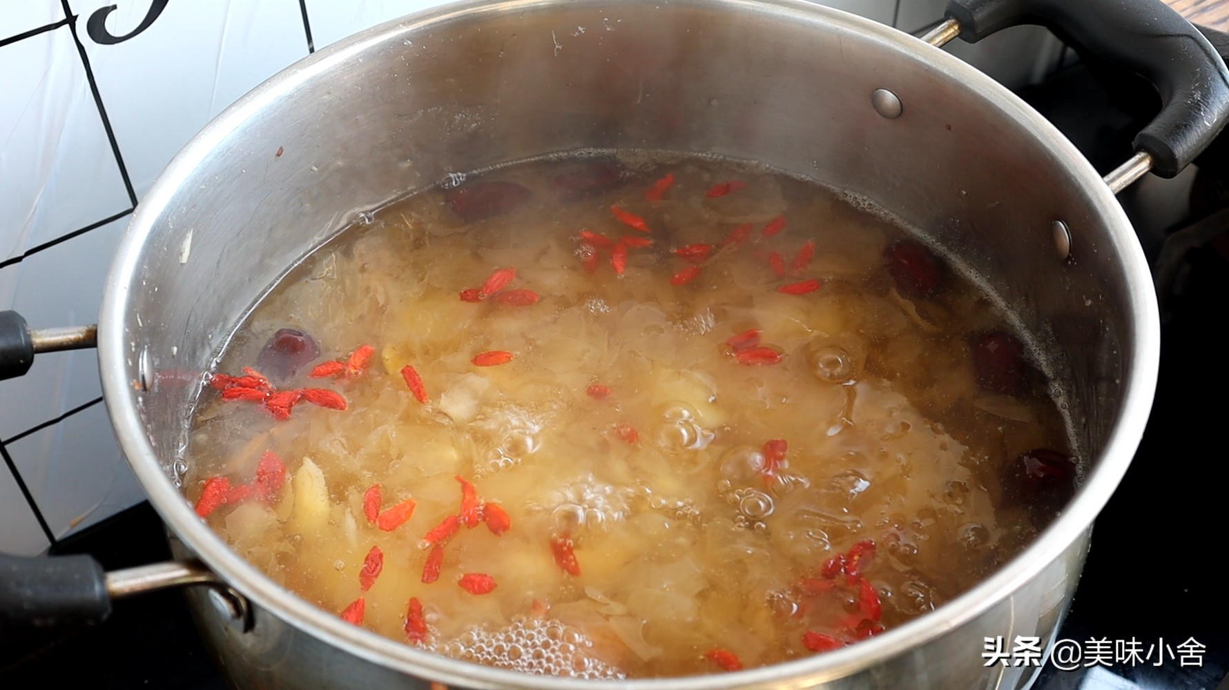 银耳莲子粥，清热去火，营养好喝，一次熬一大锅不够喝