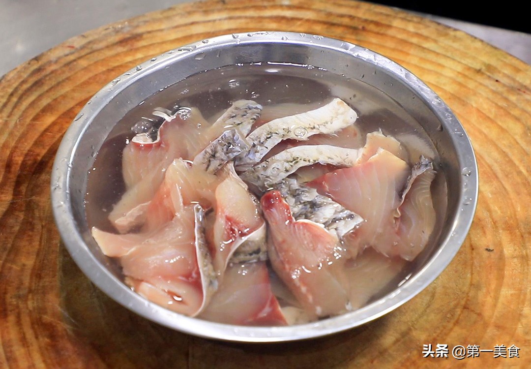 厨师长分享火锅鱼的做法和技巧，鱼片腌制是关键，麻辣鲜香又酸爽