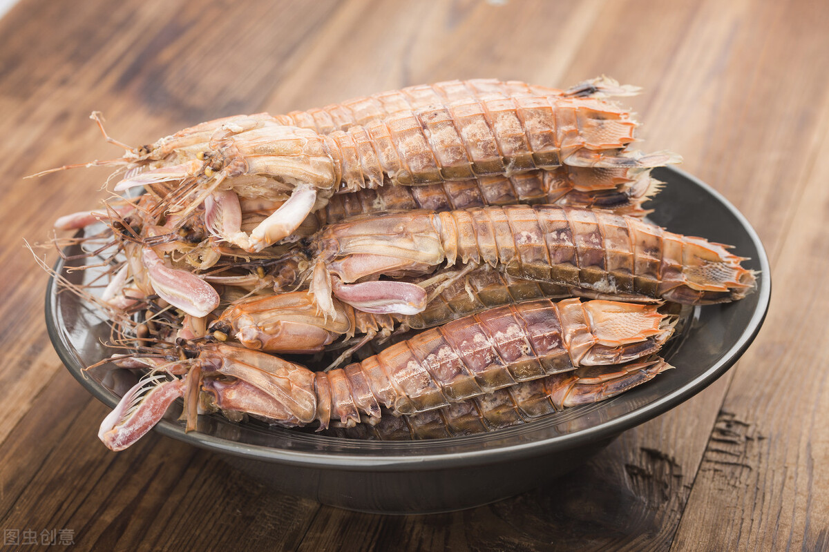 才知道，煮皮皮虾是不用清水的，老渔民教你一招，虾肉又鲜又嫩