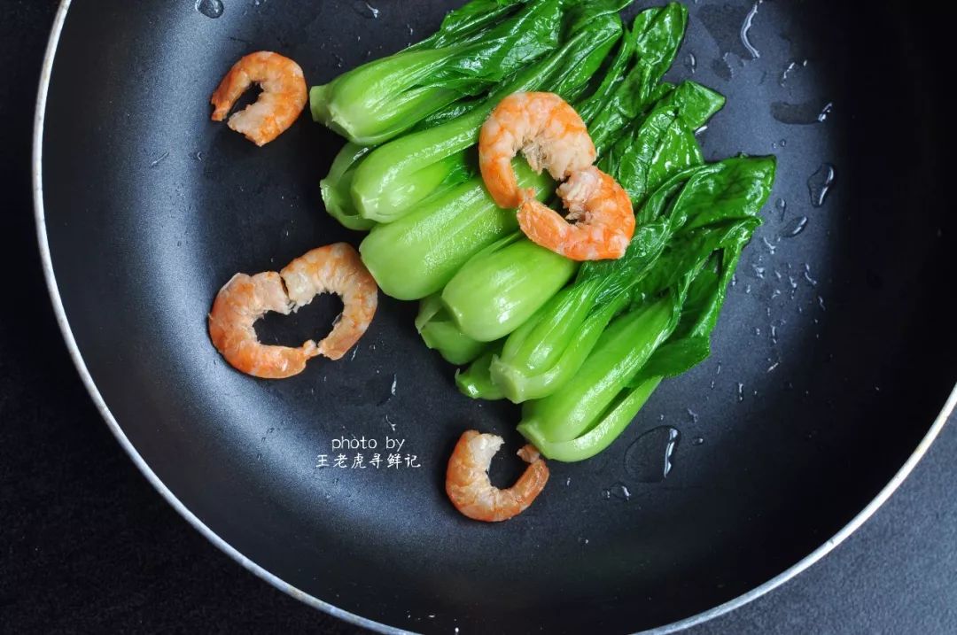 冬日里，一碗海米油菜的绿肥红瘦，虾鲜菜美