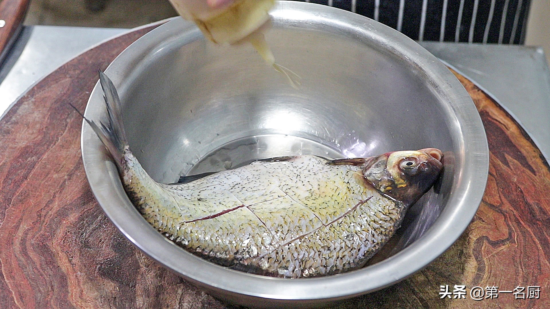 红烧武昌鱼怎样做才好吃？学会这一招，做出来鲜嫩入味，越吃越香