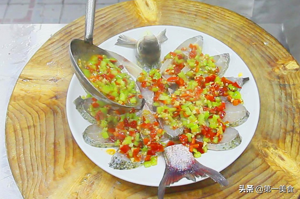 厨师长分享剁椒武昌鱼的做法口感细腻，香辣美味，又是一道待客菜