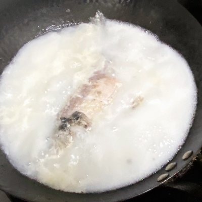 「月子食谱」下奶鲫鱼汤，汤汁浓郁，奶白色有技巧