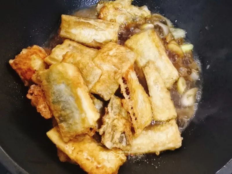 糖醋带鱼：鱼肉酥脆鲜嫩，裹满汤汁，酸甜开胃