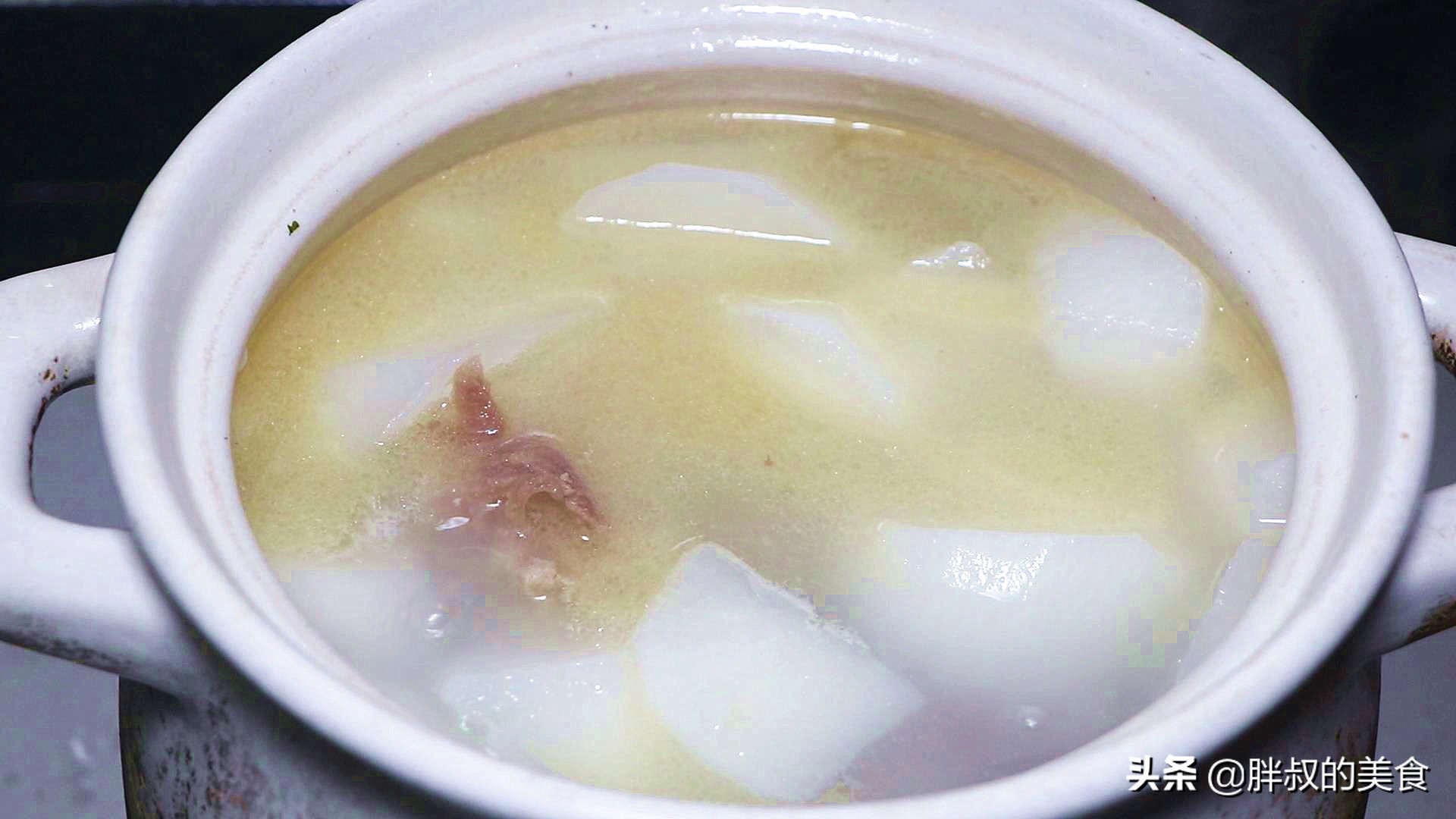 这才是牛骨汤的正确做法，汤汁浓白有诀窍，鲜甜营养又补钙，真香