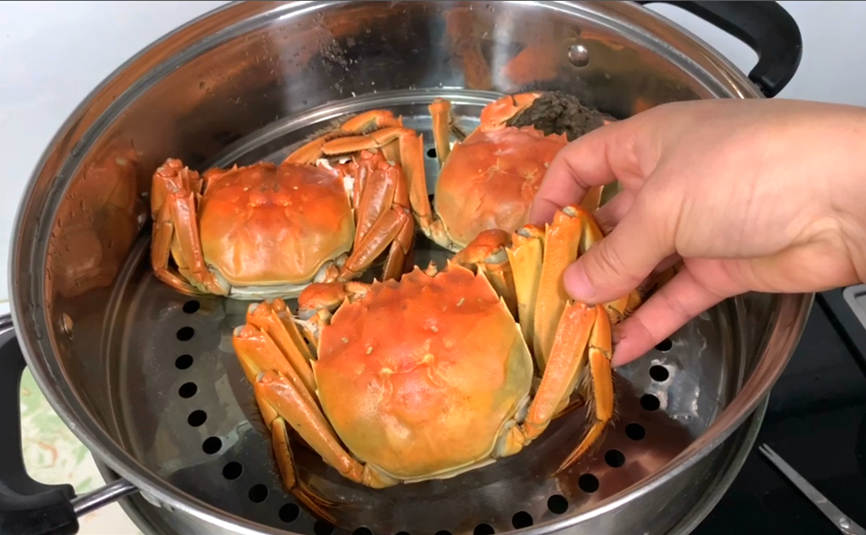 蒸大闸蟹时，最忌直接上锅蒸，多加这一步，螃蟹鲜嫩入味不流黄