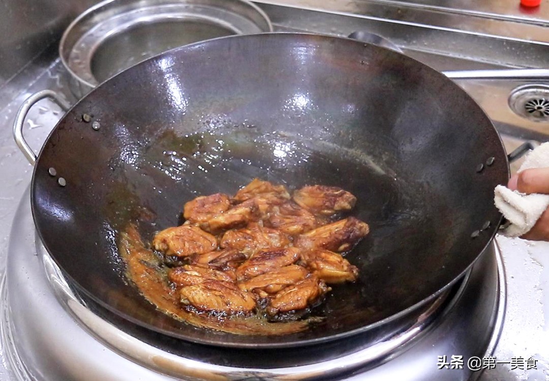 厨师长分享可乐鸡翅的家常做法，学会这一招，香而不腻，滑嫩入味