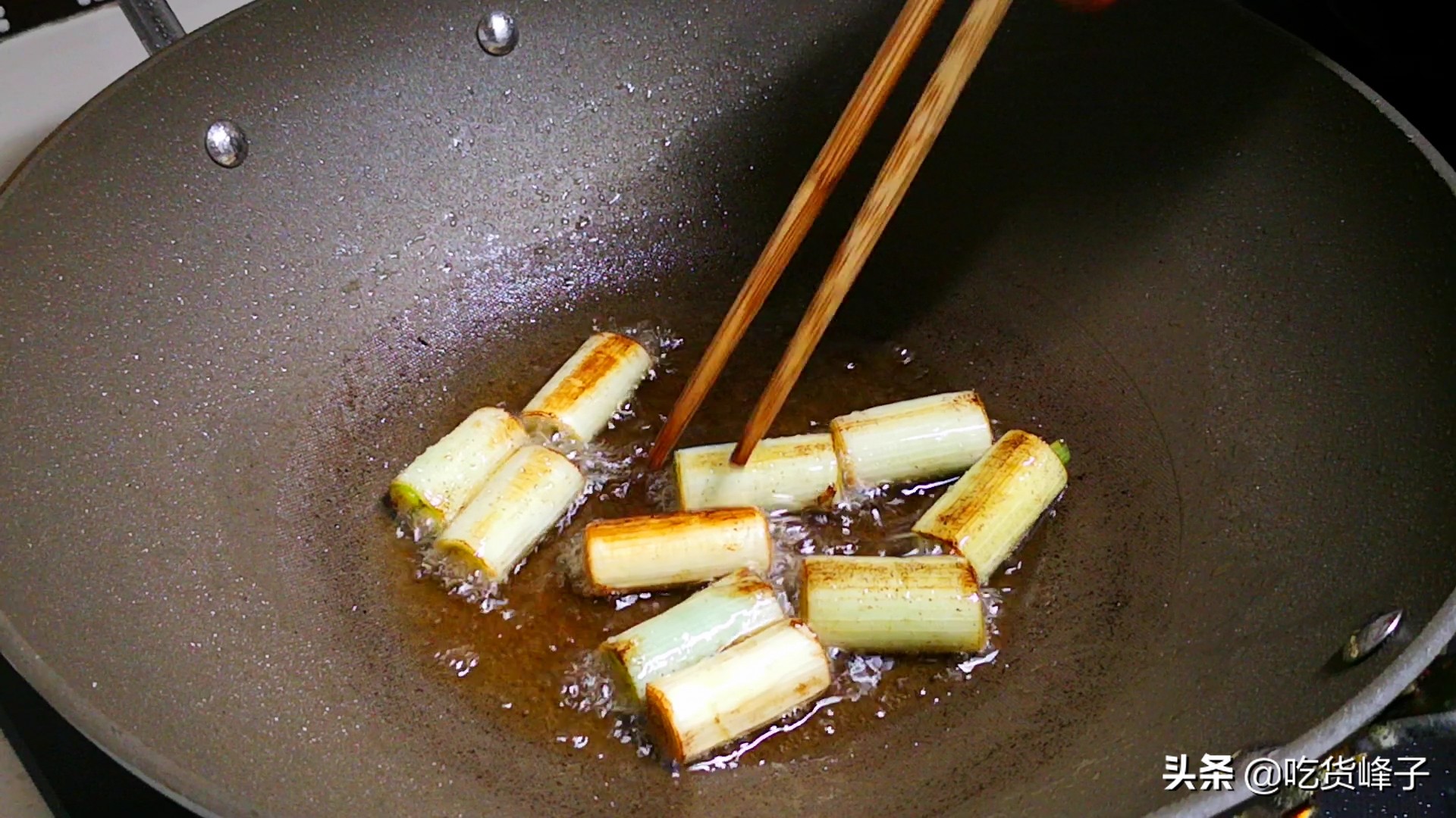 过年做葱烧海参，记住“2煨2炸”，保证葱香浓郁，好吃有嚼劲