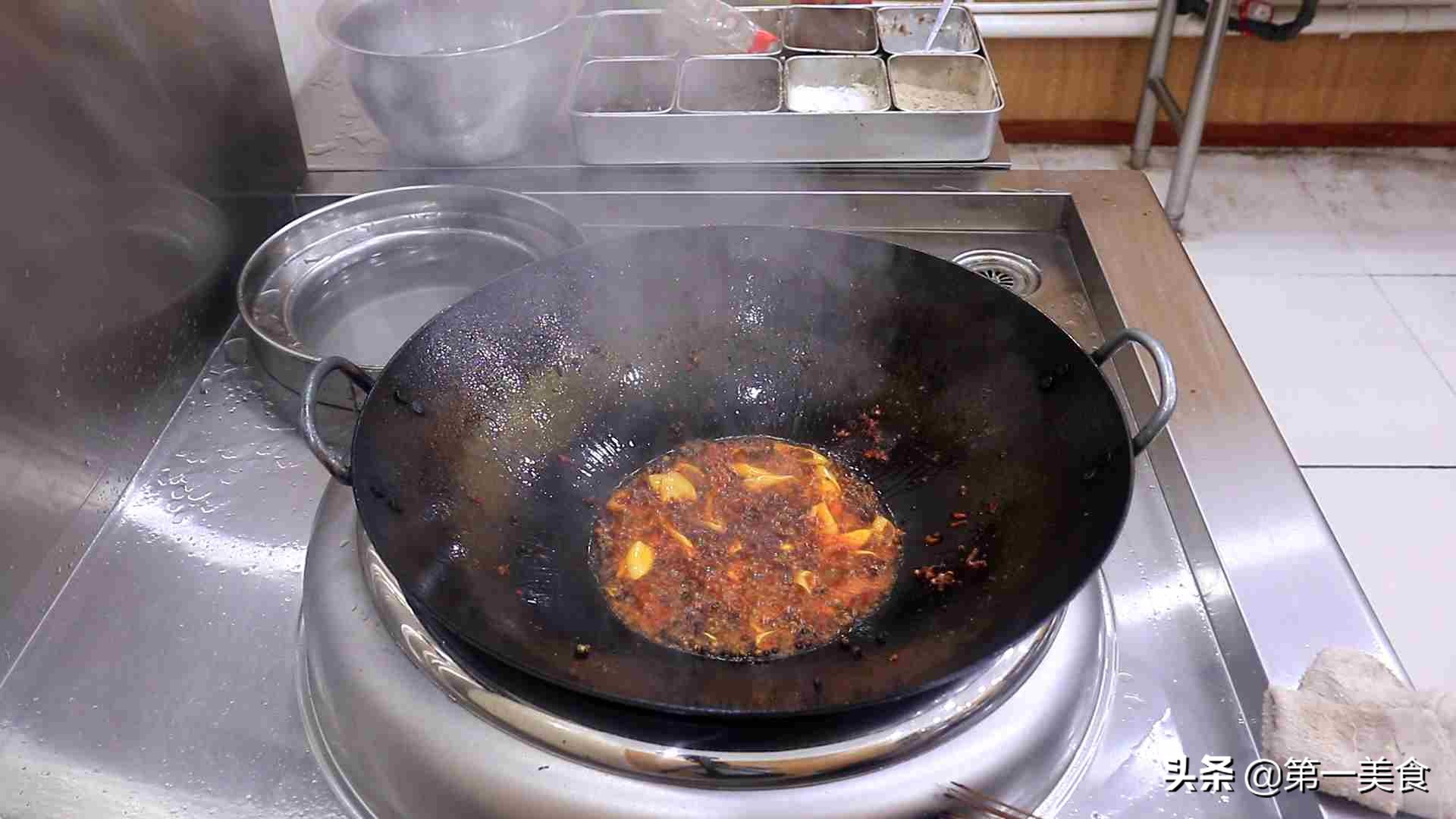 鱼火锅的详细家庭做法，鱼肉鲜嫩无腥味，麻辣鲜香味道无法抗拒
