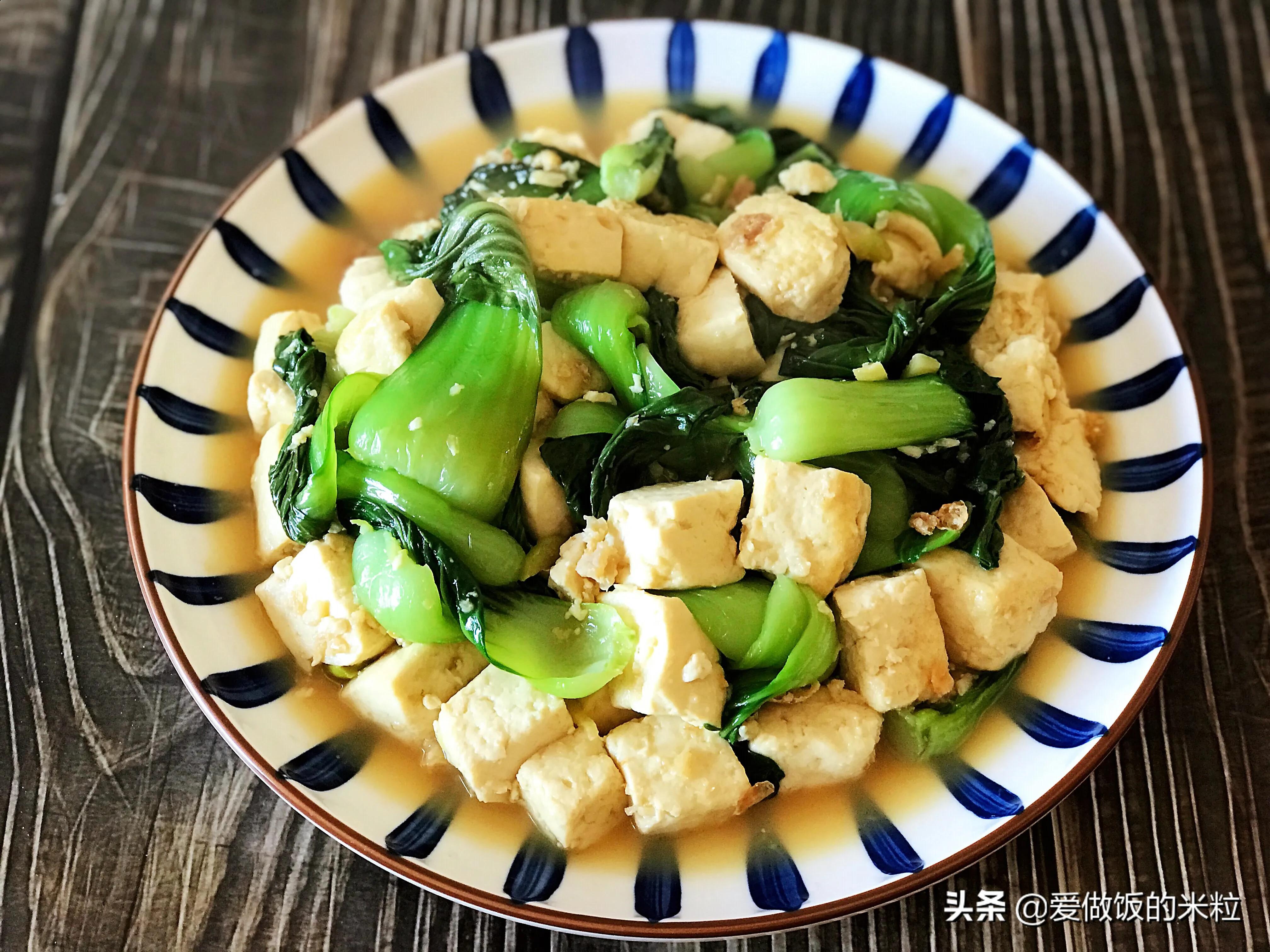 今天就和大家分享海米油菜炖豆腐的做法
