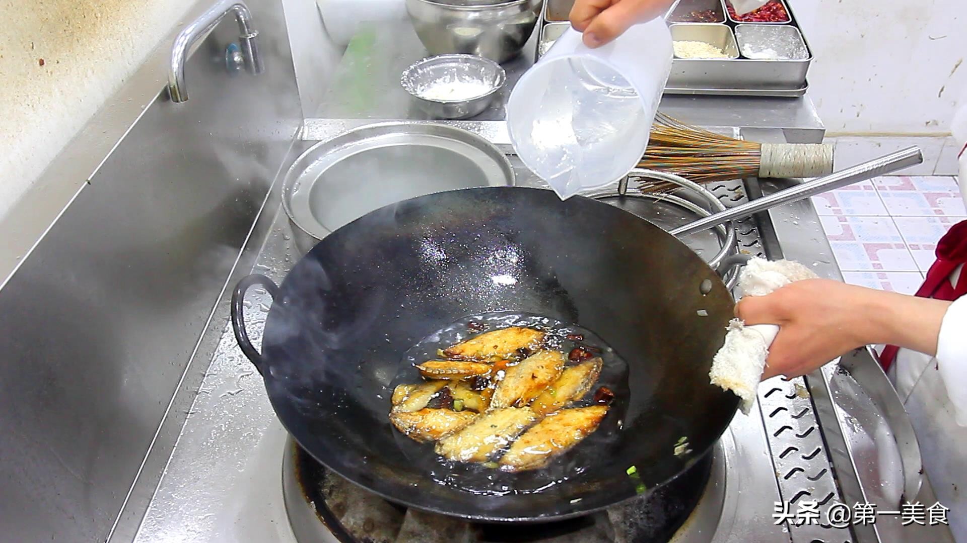 厨师长教你家常版“红烧带鱼”的做法，讲解清晰，看一遍就能学会