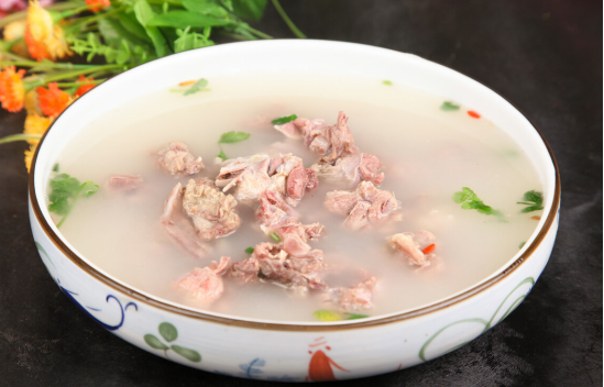 羊肉汤的做法及配料羊肉汤怎么熬 喜欢喝羊肉汤的你们，一定要学会这些小技巧！