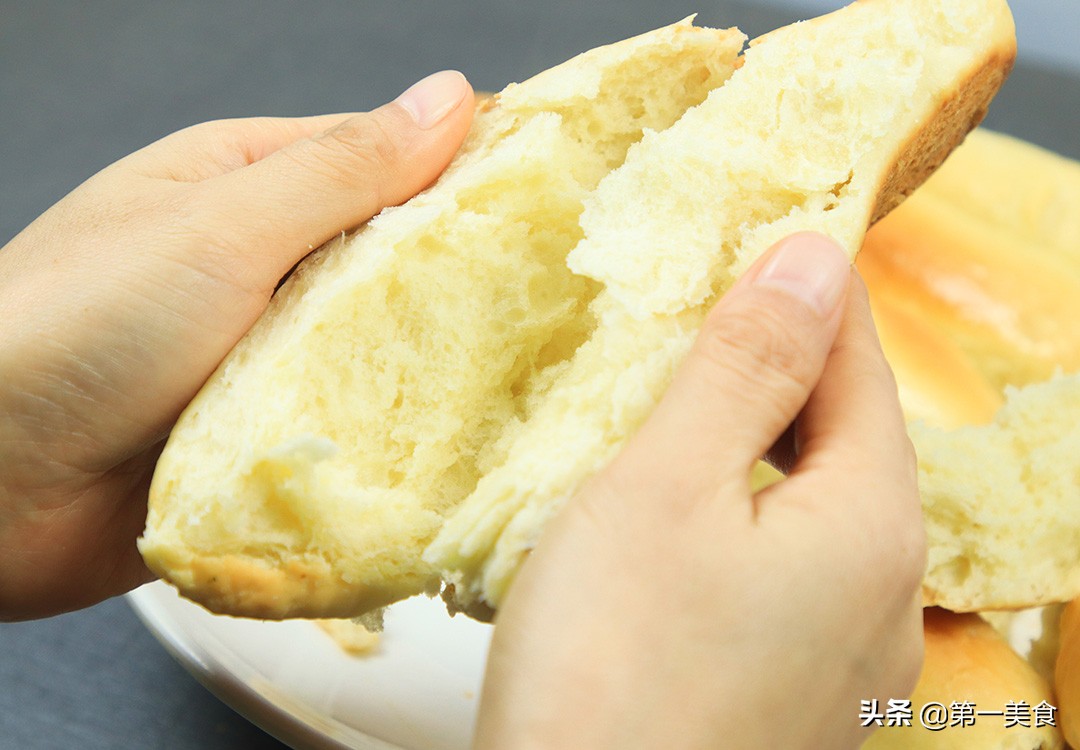 最简单实用的家常烤面包，记住这1个关键，暄软蓬松，金黄美味