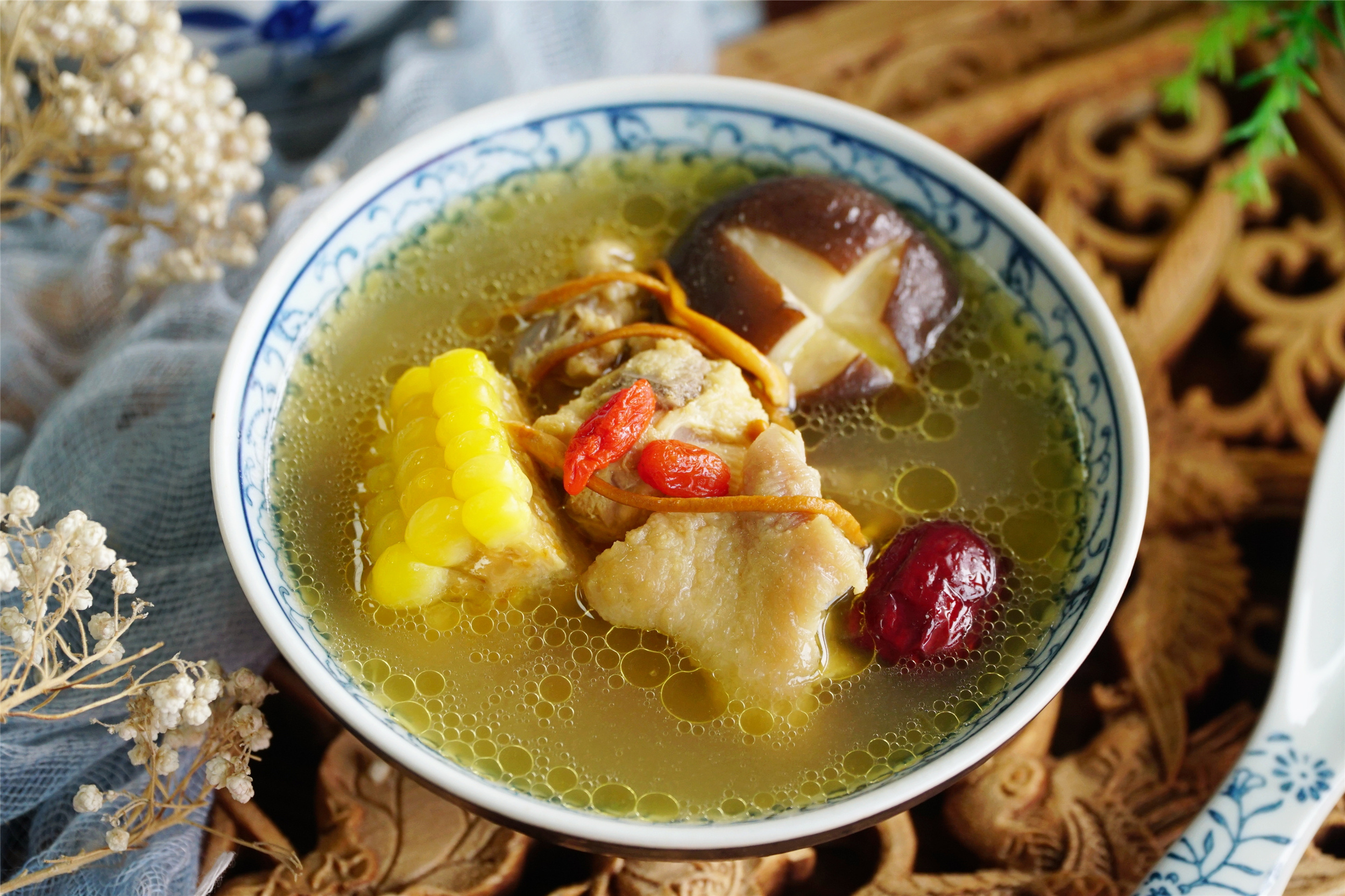 老母鸡汤的做法 秋冬季节学会煲一锅优质的鸡汤可是必备的技能！