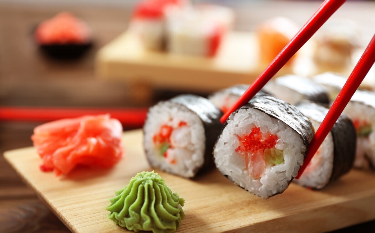 想吃寿司不用在外面买，教你在家做，步骤简单，营养丰富