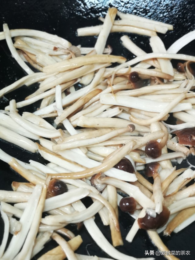 用茶树菇来做一道汤，展现广东人的“滚汤”艺术，细说滚汤的奥妙