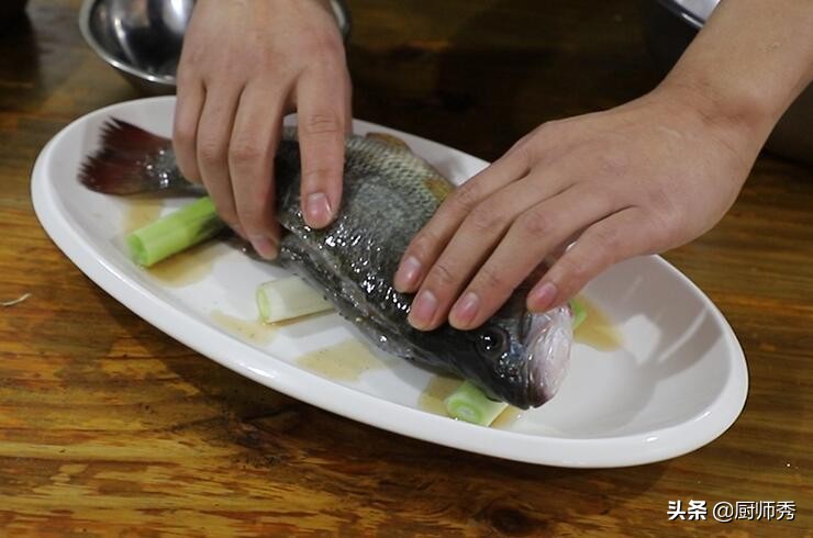 清蒸鲈鱼的正确做法，咸鲜美味肉质细嫩，过年露一手，全家都爱吃