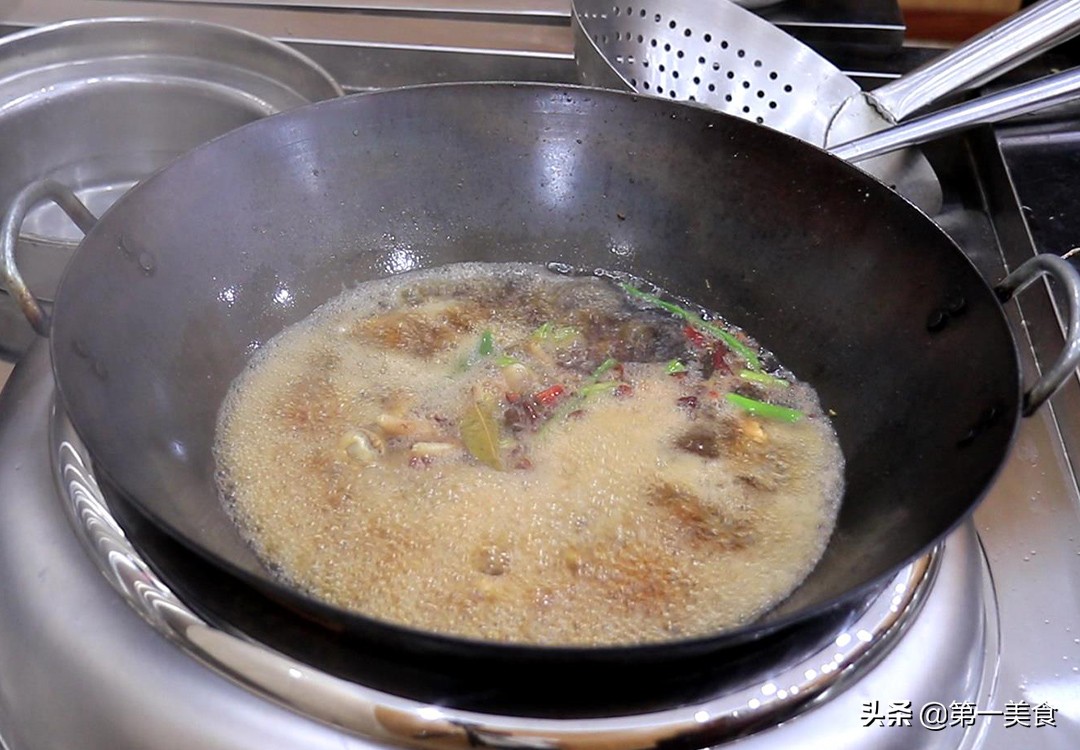 家庭版酱香鸡爪做法，不加一滴油，直接下锅焖，酱香十足又入味