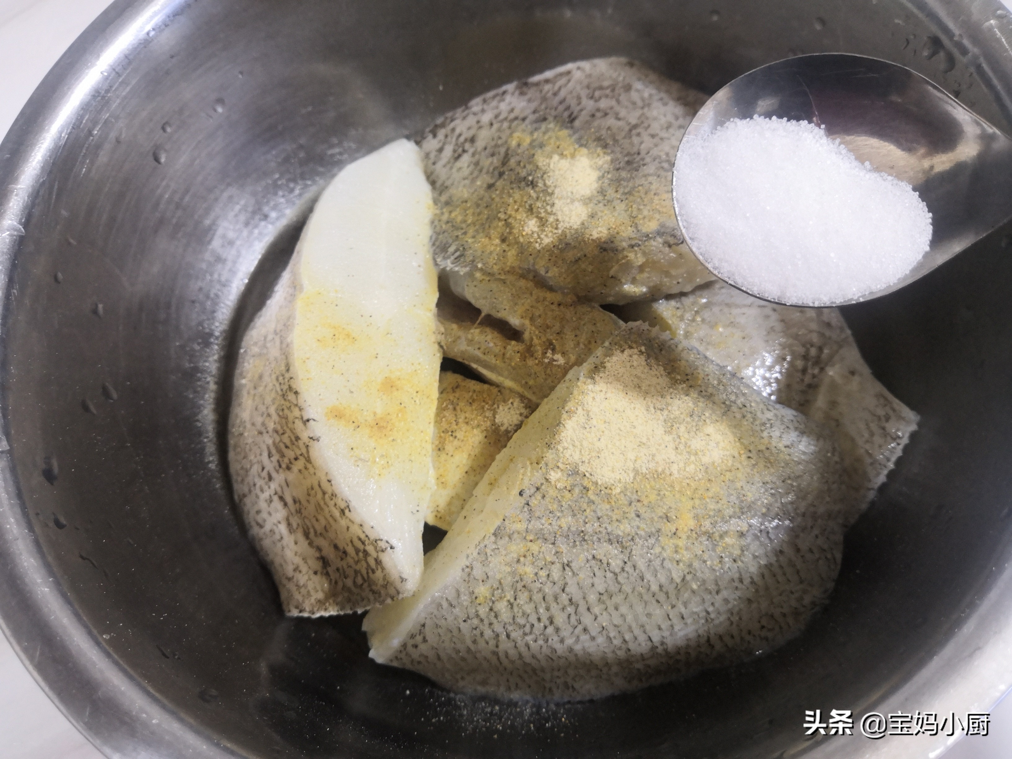 夏季吃鱼好，试试这个新做法，皮酥肉嫩好香啊，白嘴都能吃二斤