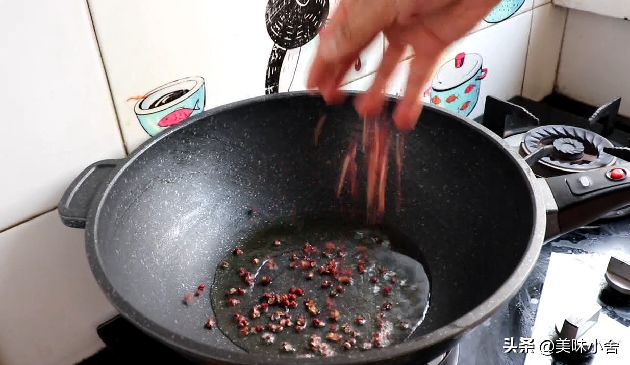 教你在家做香辣虾，味道麻辣鲜香，做法简单，真解馋
