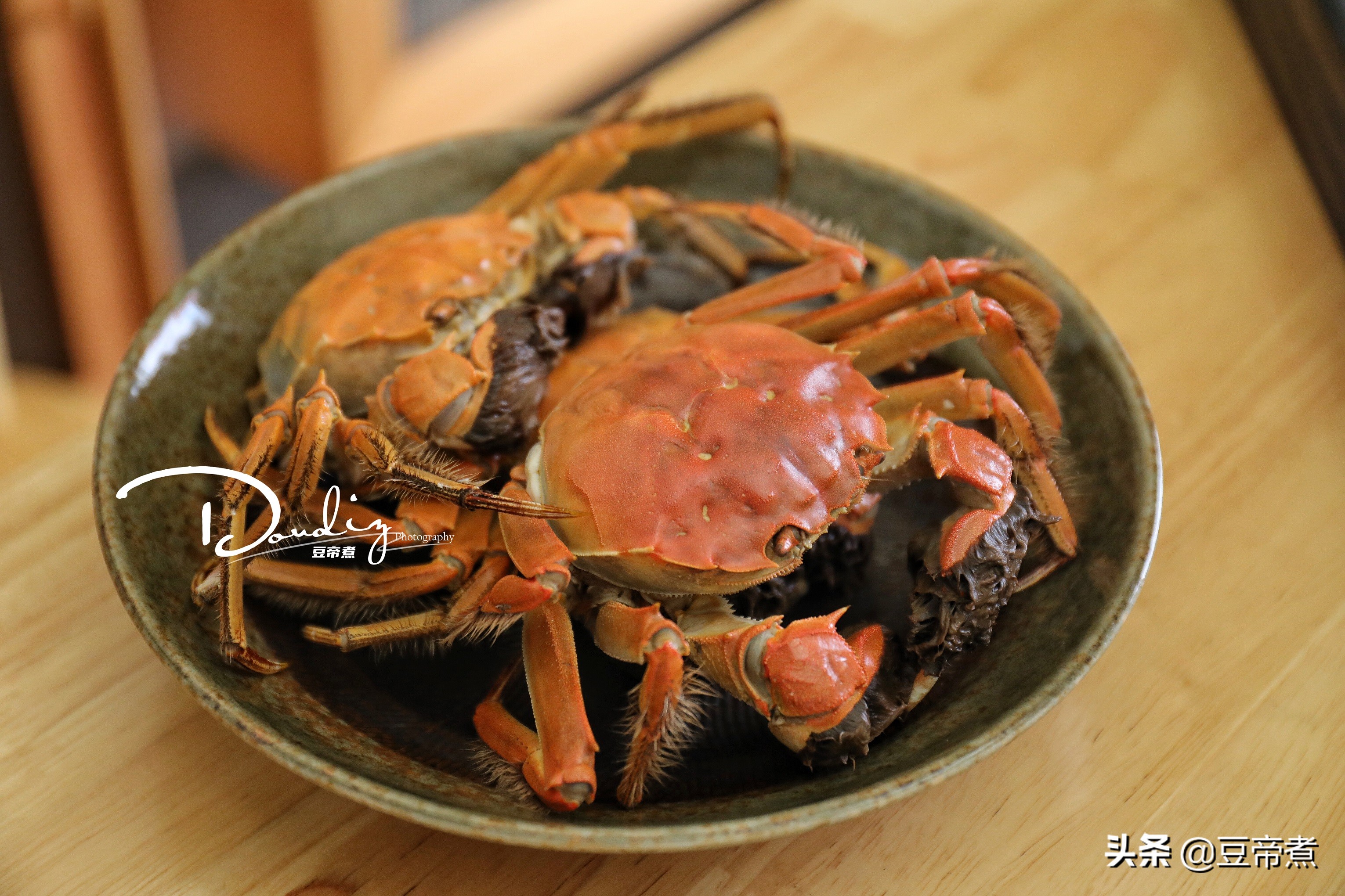 清蒸大闸蟹螃蟹的做法和步骤 今天的美食分享带您，一起制作大闸蟹品尝这时令美食！