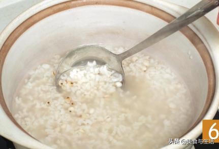 薏米粥也可以做的像甜品一样好吃，奶香浓郁，口感丝滑，养颜祛湿