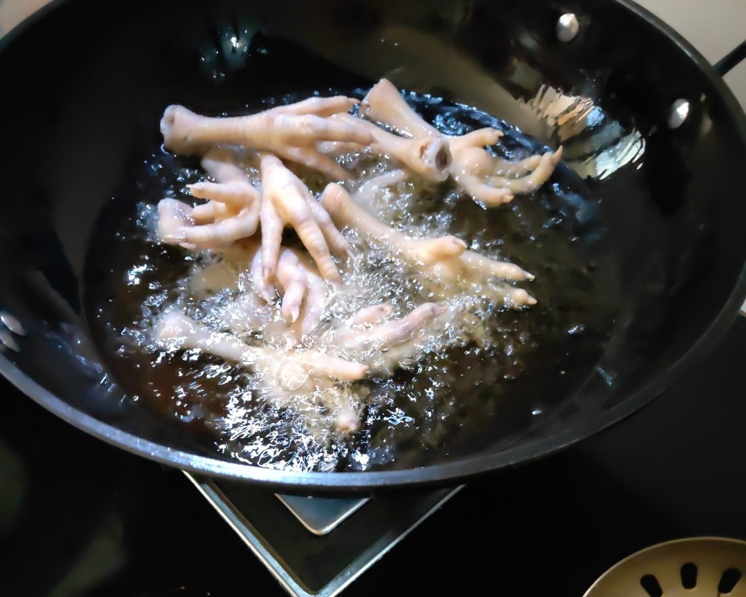 虎皮鸡爪的家常做法，牢记“1煮2泡”，鸡爪快速脱骨，皮酥肉嫩