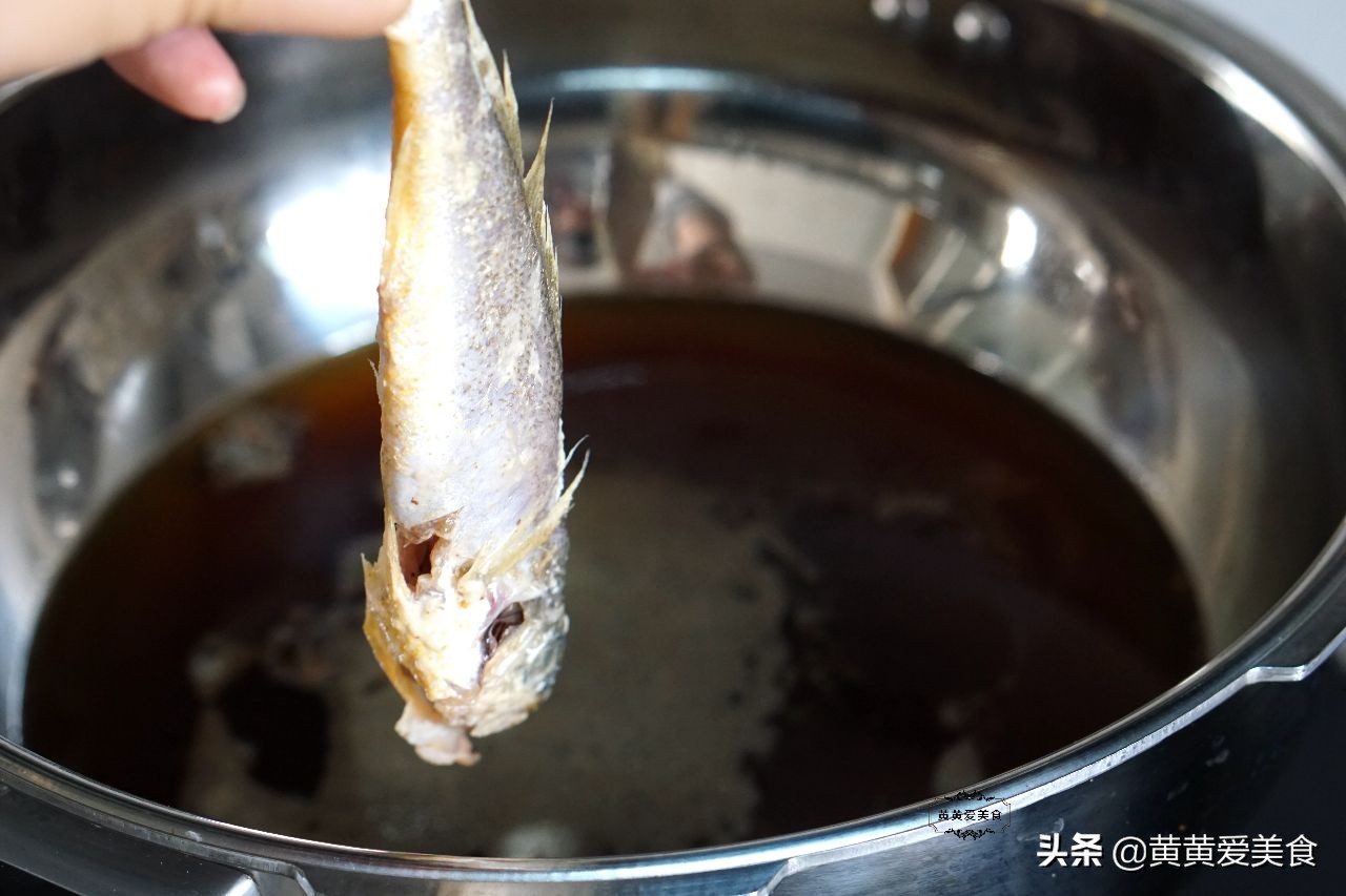 自制鱼罐头，熬汤汁是关键，学会这方法，骨酥肉烂，下酒特香