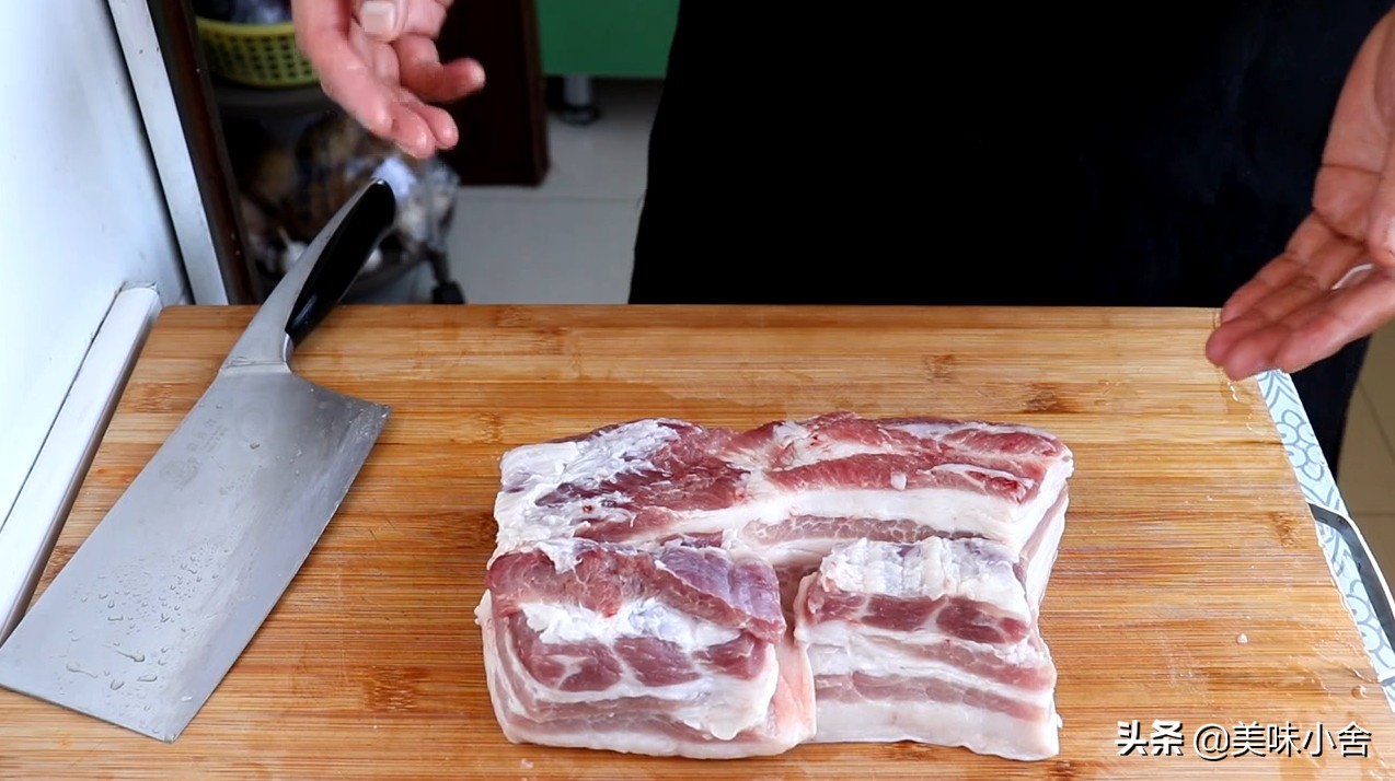 红烧肉的家常做法视频 这道红烧肉的做法非常的简单，而且需要的食材和调料都是家里最基本的！