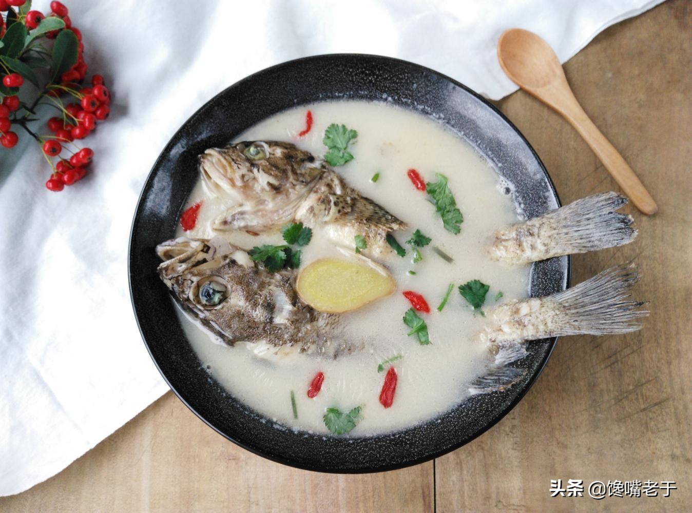 清炖鱼的做法 鱼汤营养丰富，尤其是乳白的汤汁，喝起来那叫一个鲜美可口~