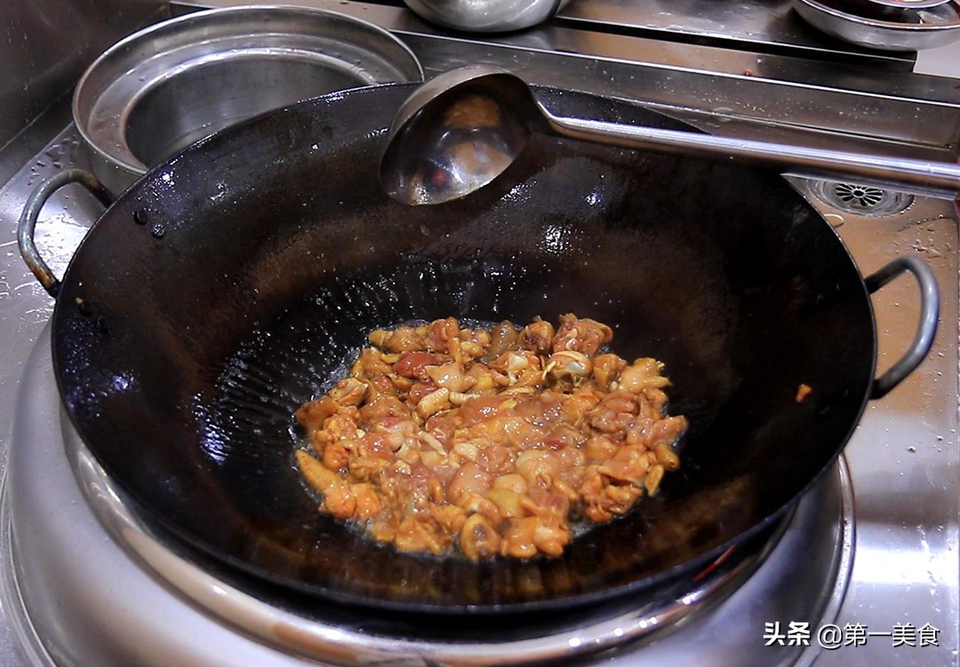 “干锅鸡”在家怎样做省油还鲜香，其实很简单，厨师长告诉你做法