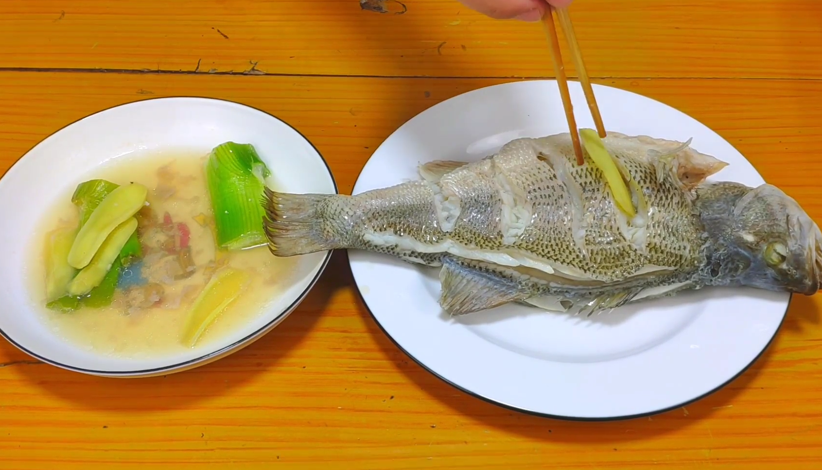 清蒸鲈鱼正宗的做法，是宝妈必备的技能，做法简单口感鲜嫩又好吃