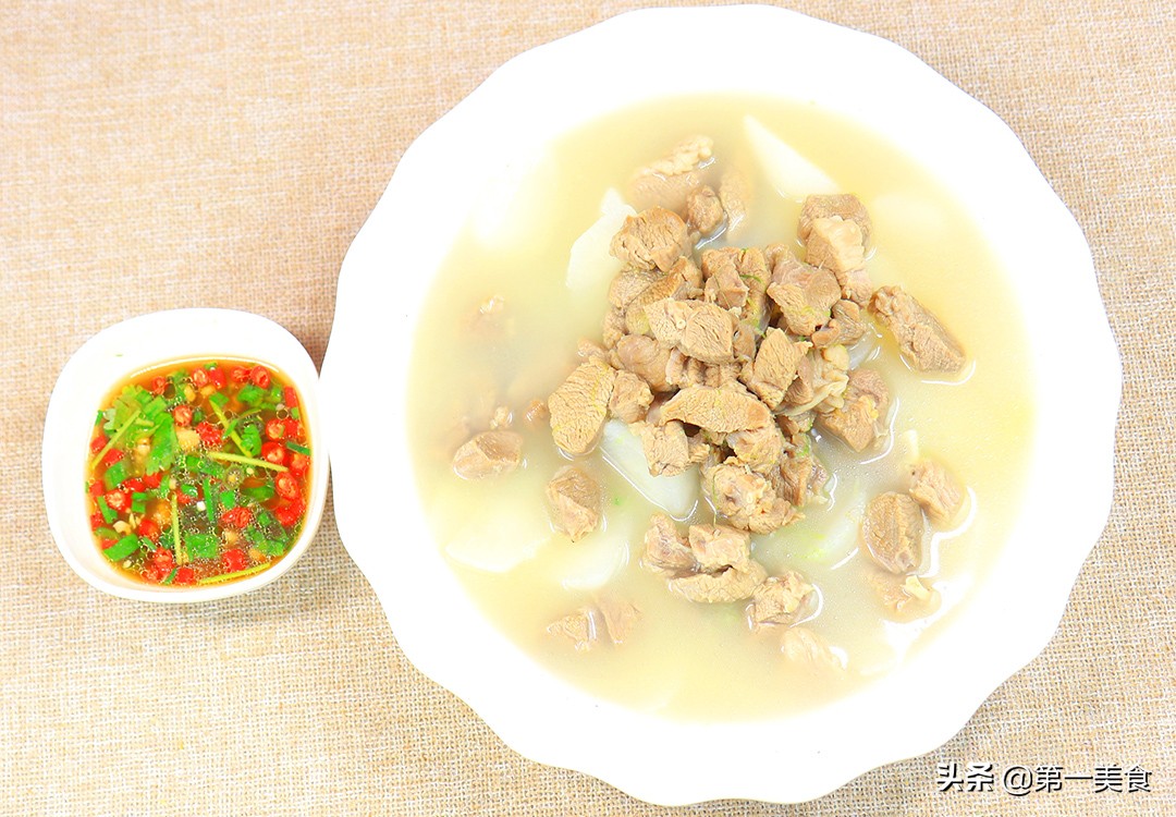 在家做羊肉滋补汤非常简单，再配上这秘制蘸料，比饭店还鲜还好喝